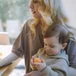 Современные родители работают с маркетплейсами дома с детьми