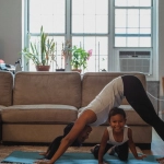 Родитель находит баланс между цифровым отдыхом и воспитанием детей