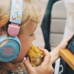 Родитель с ребенком изучают цифровые технологии вместе