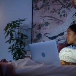 Ребенок с планшетом под присмотром родителей - здоровое экранное время