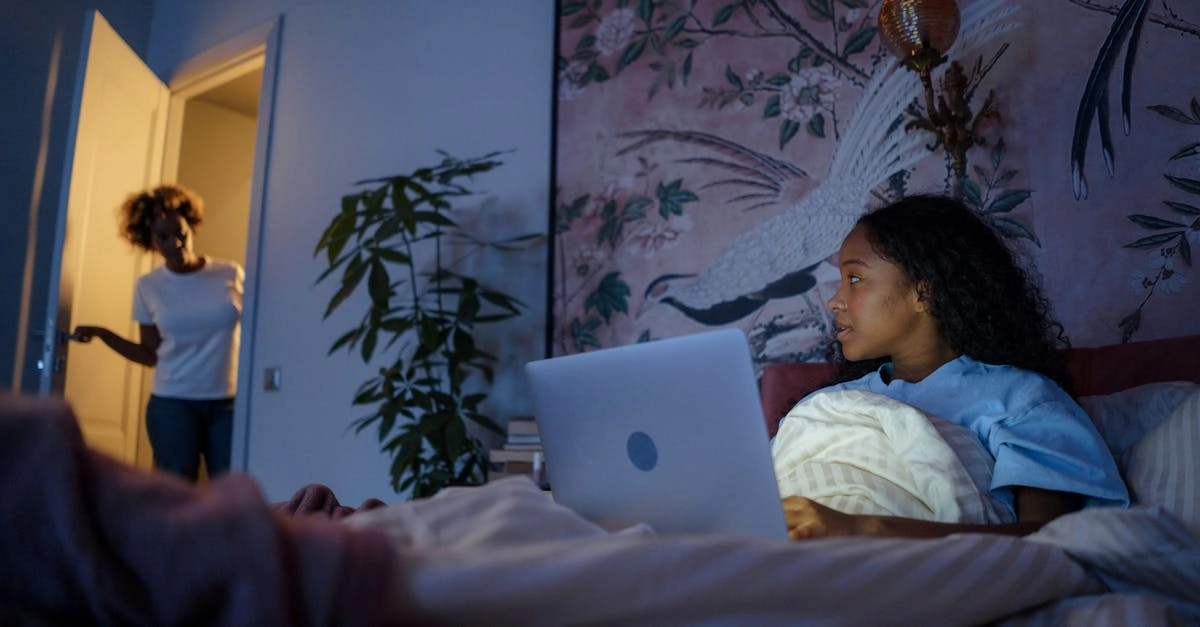 Ребенок с планшетом под присмотром родителей - здоровое экранное время