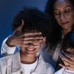 Семья обсуждает цифровую безопасность и защиту от азартных игр