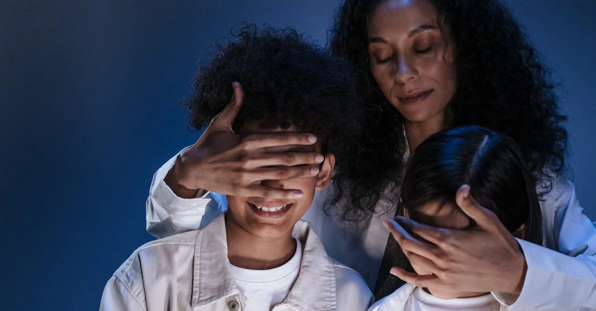 Семья обсуждает цифровую безопасность и защиту от азартных игр