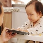 Родитель и ребенок обсуждают безопасность в интернете за компьютером