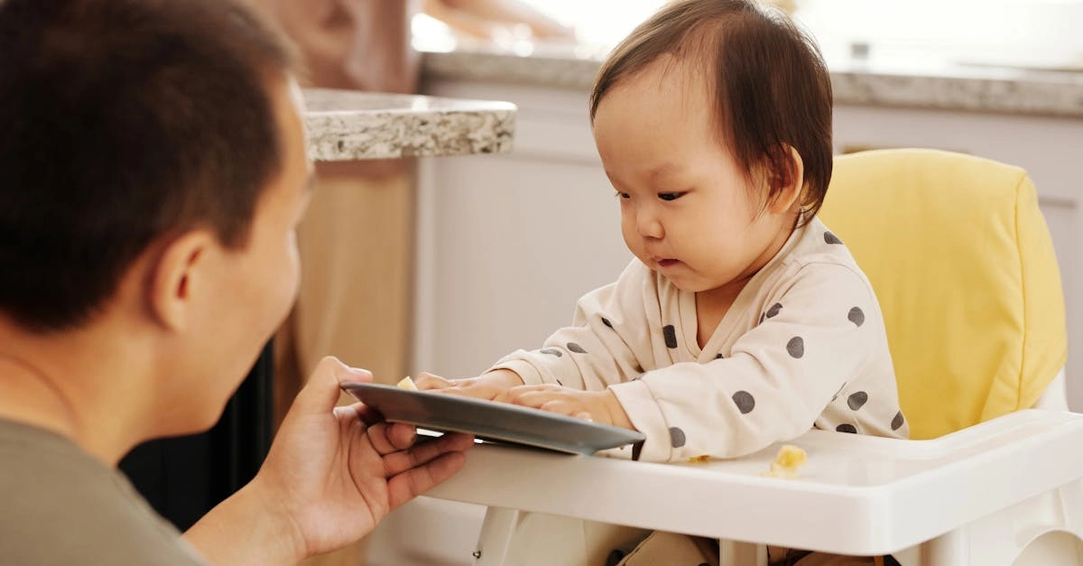 Родитель и ребенок обсуждают безопасность в интернете за компьютером