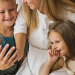 Родители находят баланс между цифровым досугом и семейными обязанностями