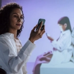 Родитель и подросток обсуждают цифровую безопасность за компьютером