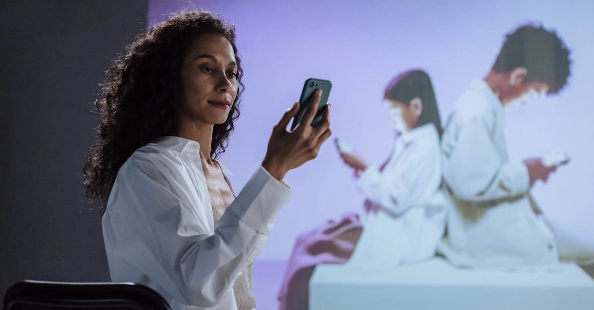 Родитель и подросток обсуждают цифровую безопасность за компьютером